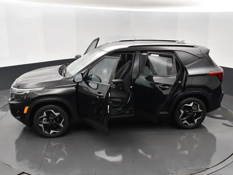 Used 2025 Kia Seltos S FWD image 7