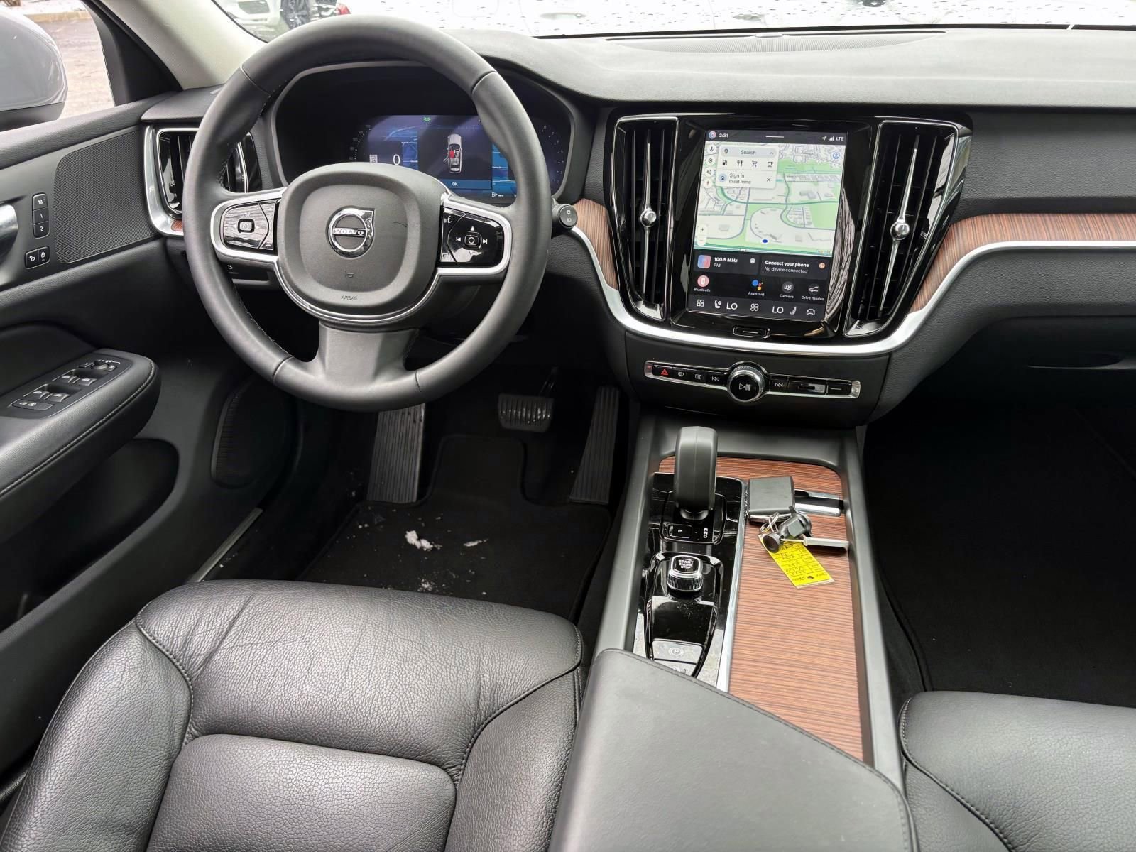 Used 2025 Volvo V60 B5 Cross Country Plus image 27