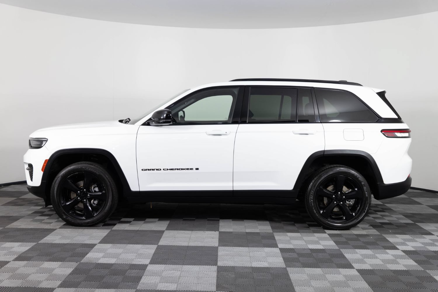 Used 2023 Jeep Grand Cherokee Altitude AWD/4WD image 3