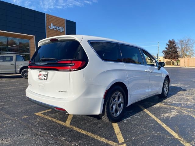 Used 2024 Chrysler Pacifica Limited image 9