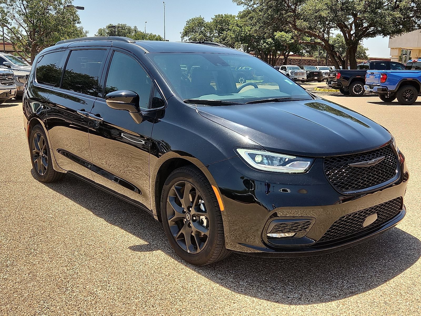 Used 2025 Chrysler Pacifica Limited FWD image 7