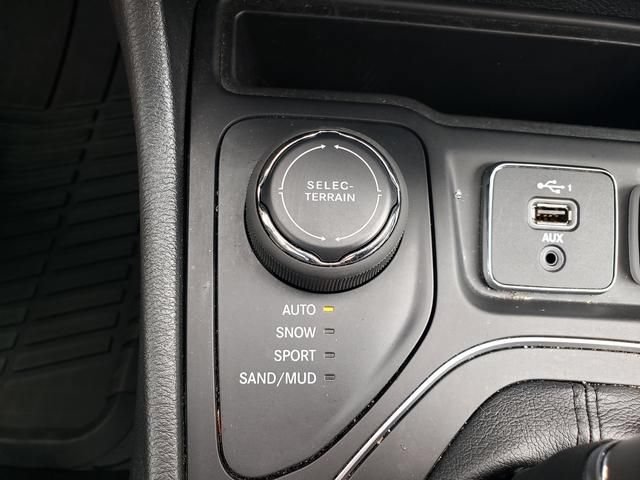 Used 2022 Jeep Cherokee Latitude Lux w/ Sun & Sound Group AWD/4WD image 22