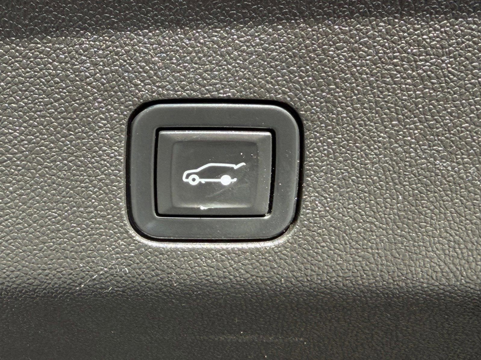 Used 2021 Cadillac Escalade Luxury image 13