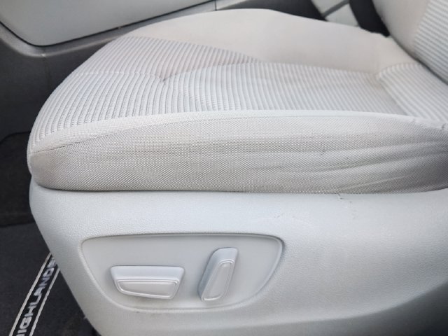 Used 2024 Toyota Highlander LE FWD image 21