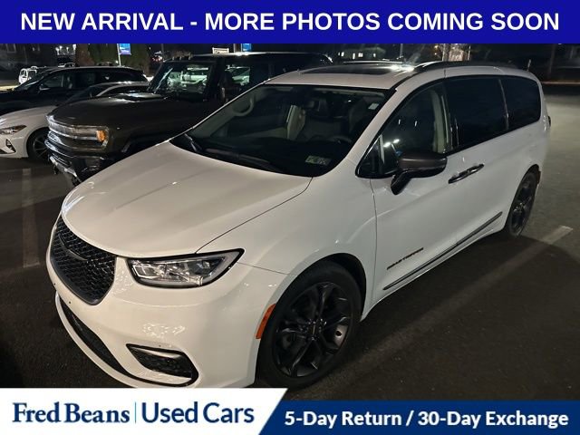 Used 2024 Chrysler Pacifica Touring-L w/ Road Tripper Package image 3