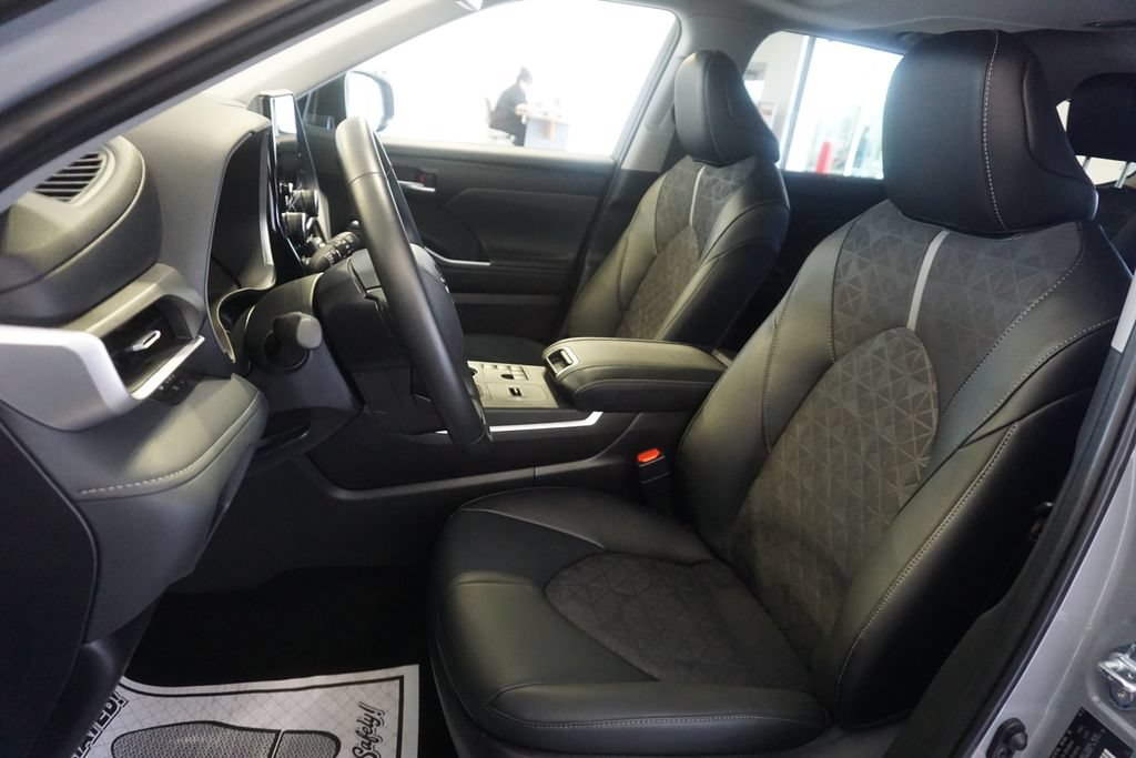 Used 2025 Toyota Highlander XLE AWD/4WD image 21