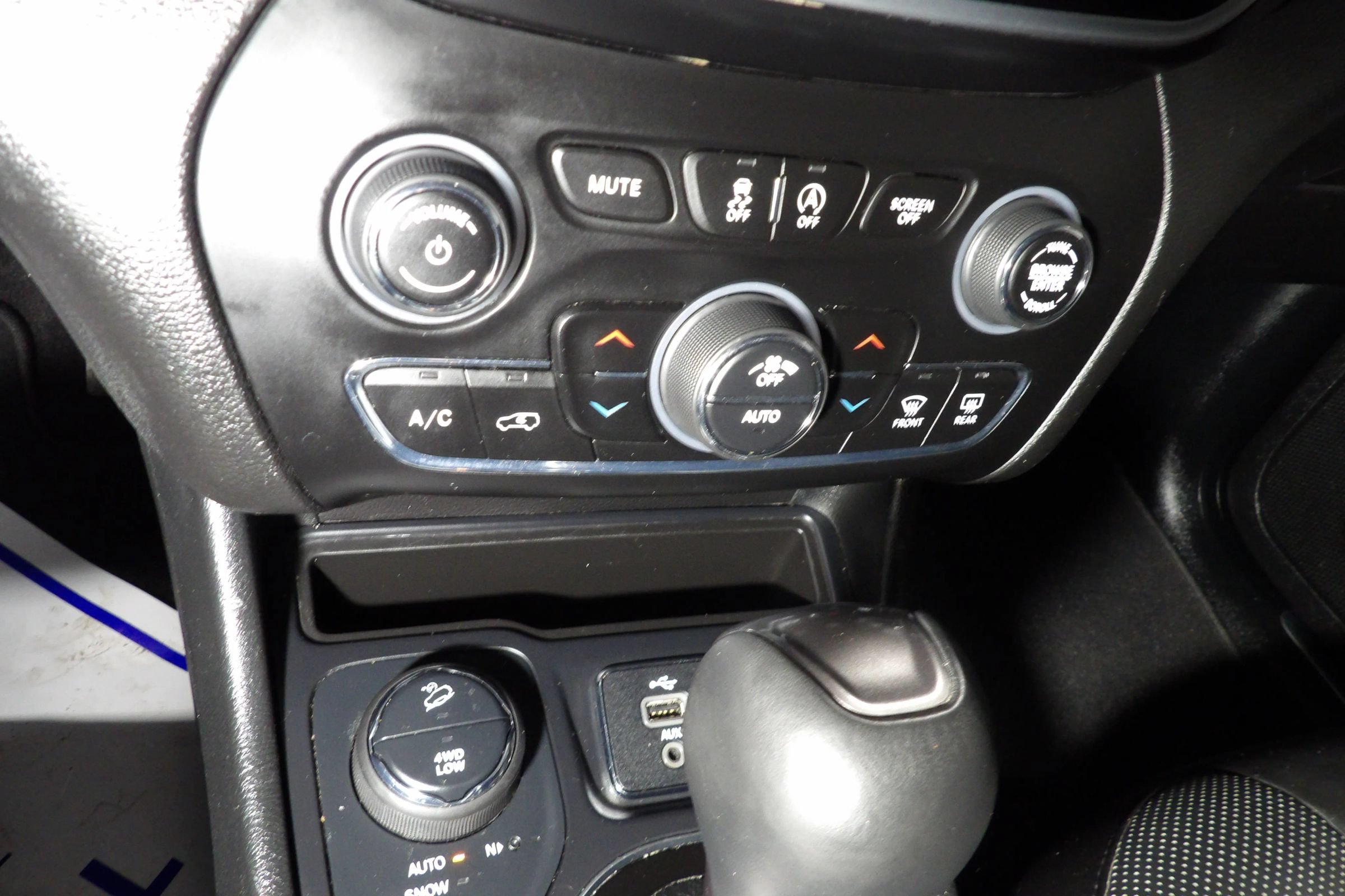 Used 2019 Jeep Cherokee Limited AWD/4WD image 12