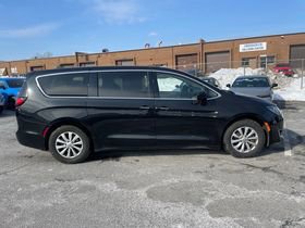 Used 2018 Chrysler Pacifica Touring Plus image 5