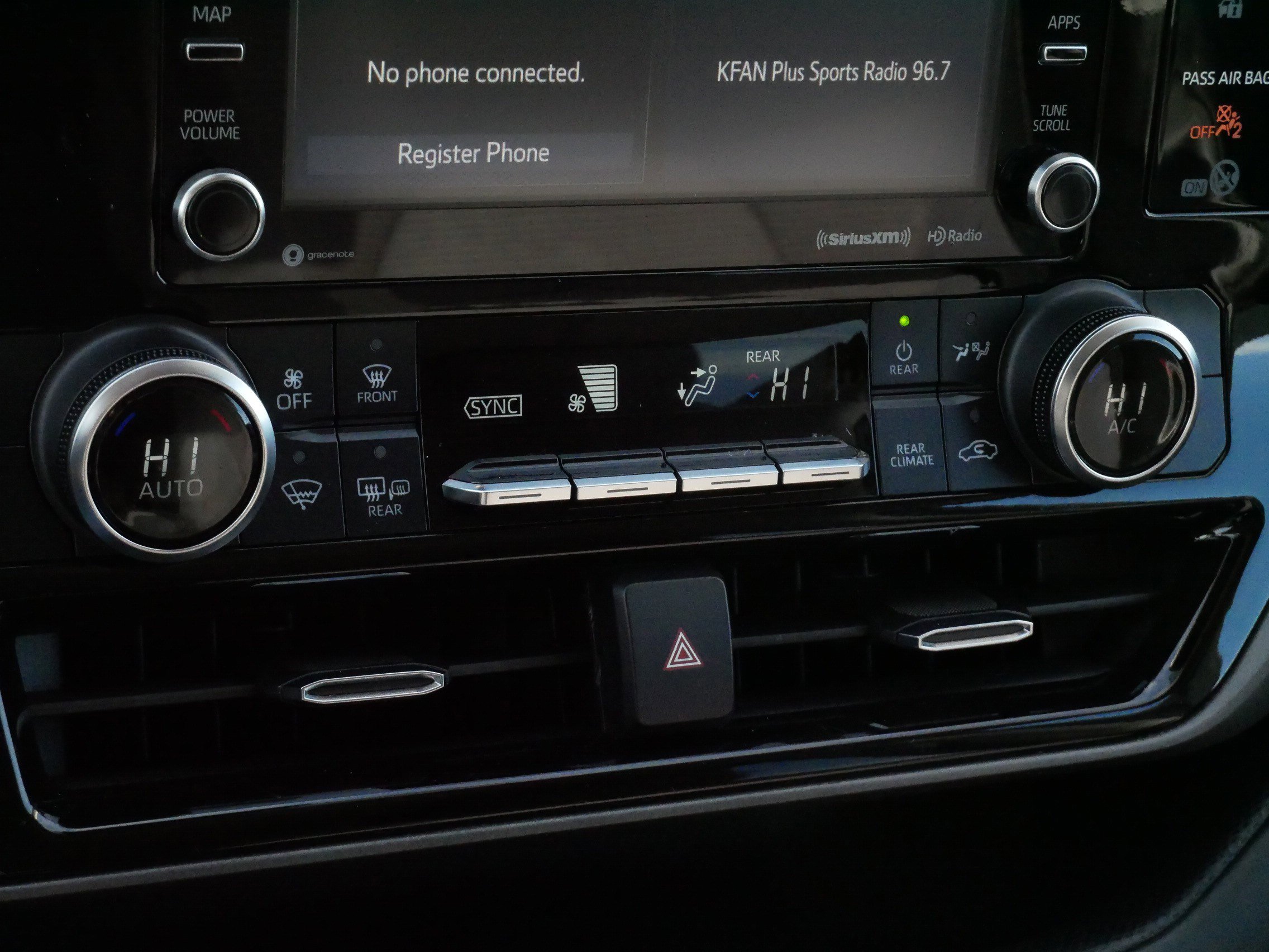 Used 2022 Toyota Highlander LE image 23