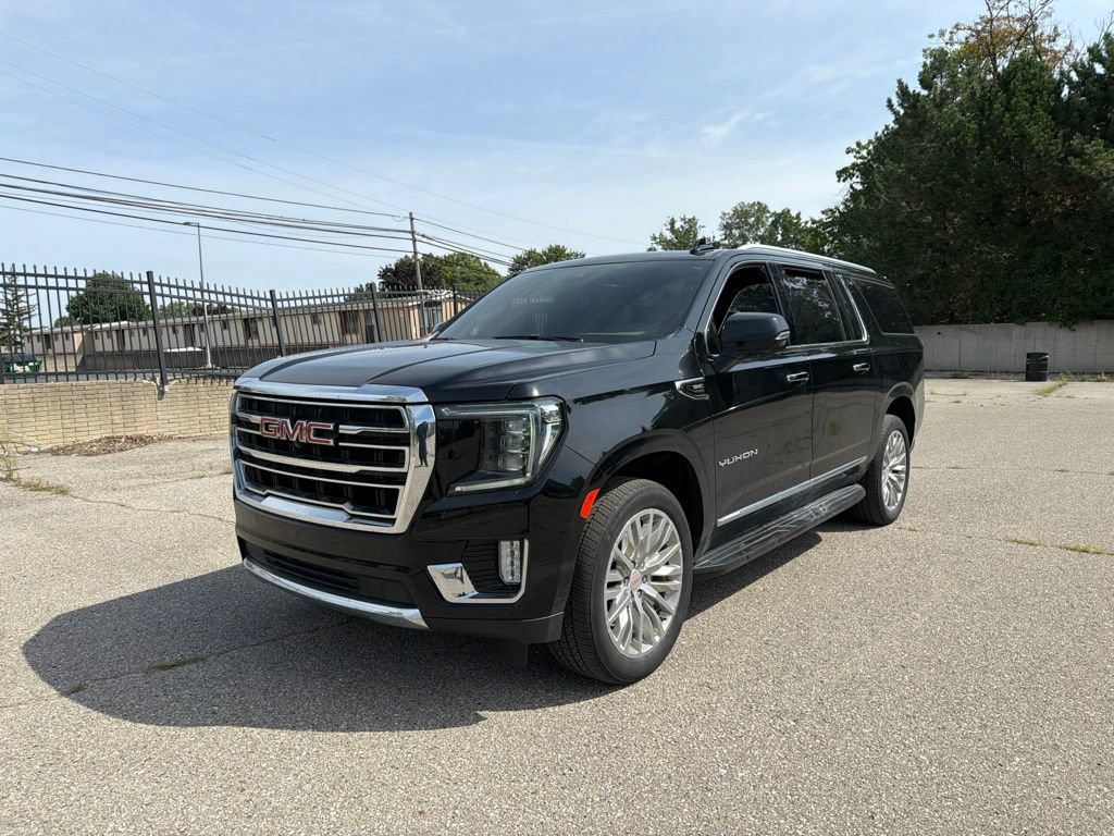 Used 2023 GMC Yukon XL SLT w/ SLT Luxury Package AWD/4WD image 3