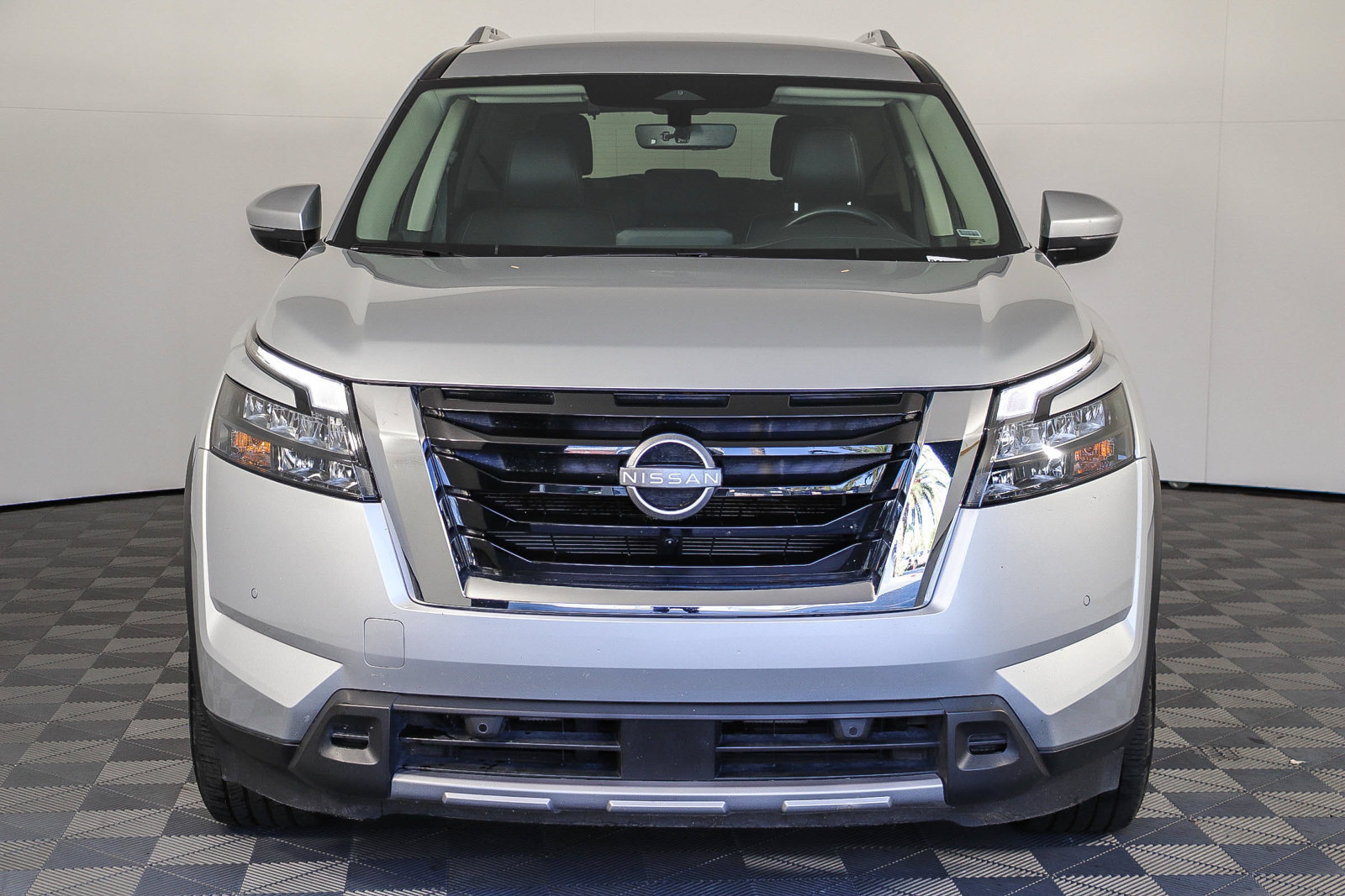 Used 2025 Nissan Pathfinder SL FWD image 2
