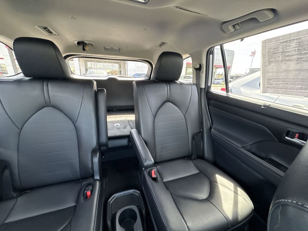 Used 2025 Toyota Highlander XLE AWD/4WD image 14