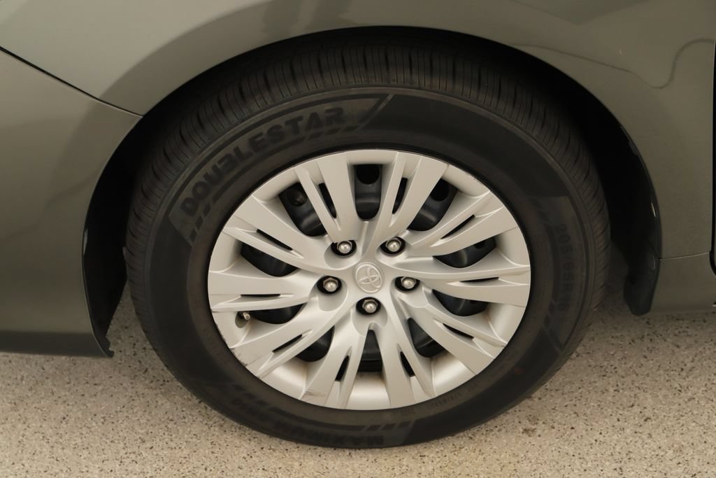 Used 2014 Toyota Camry LE FWD image 32