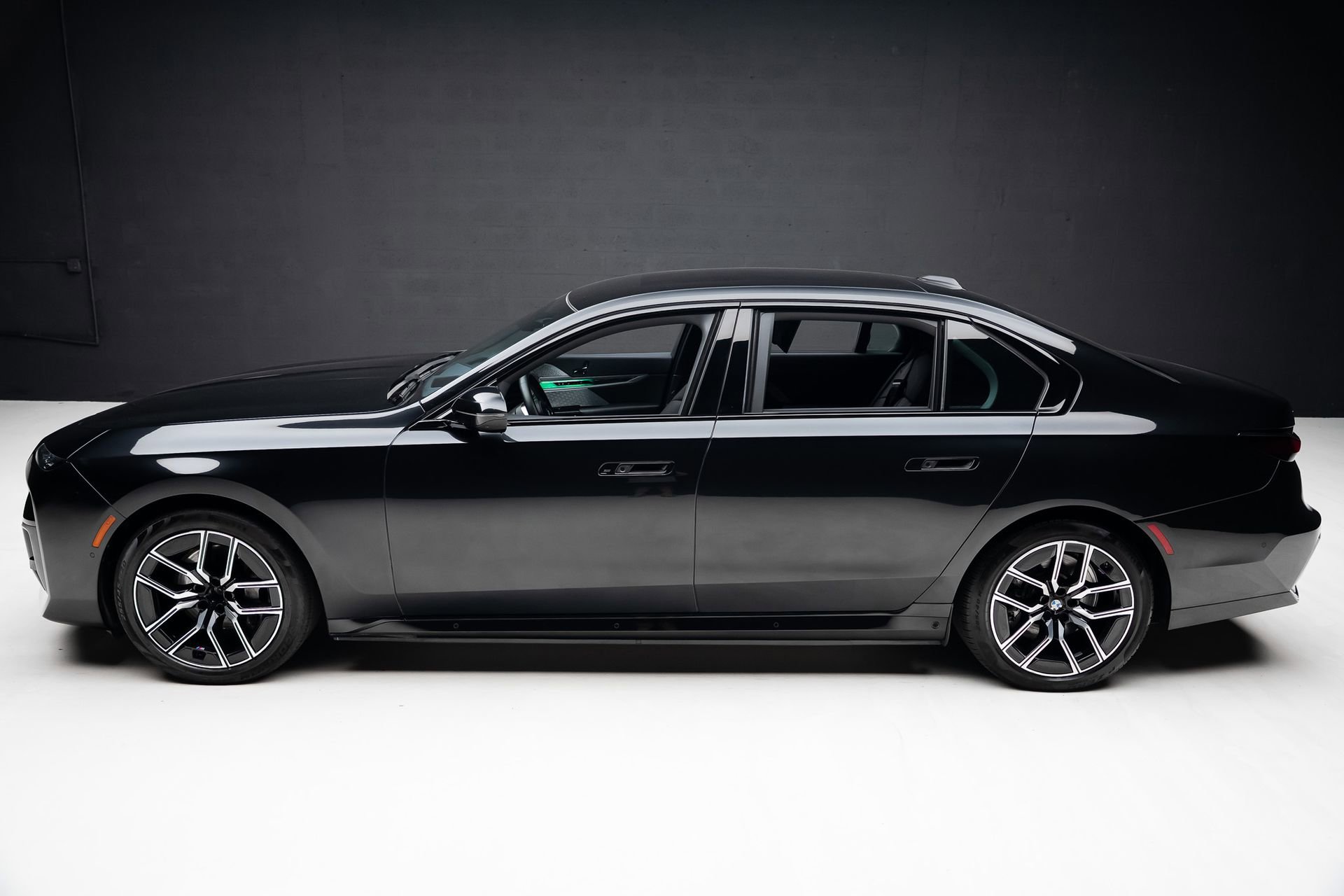 Used 2023 BMW i7 xDrive60 w/ Executive Package 2 AWD/4WD image 18