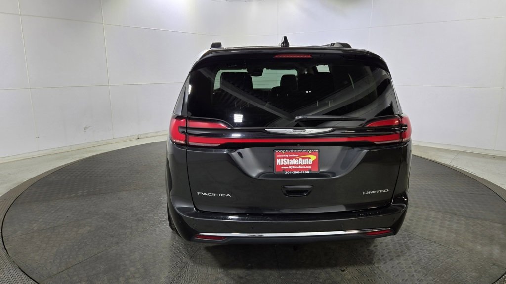 Used 2023 Chrysler Pacifica Limited image 6