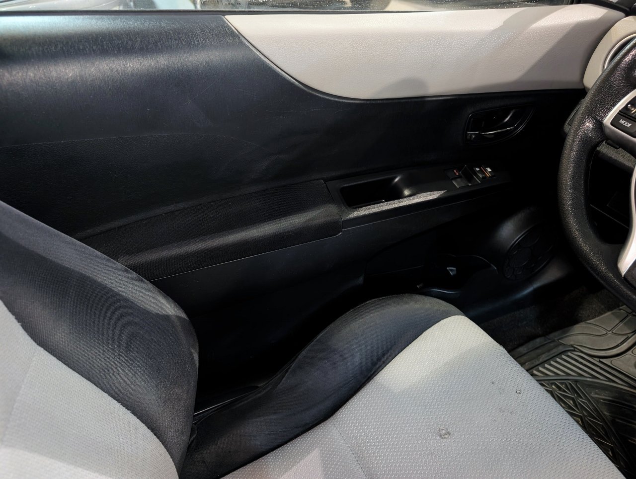 Used 2014 Toyota Yaris LE FWD image 24