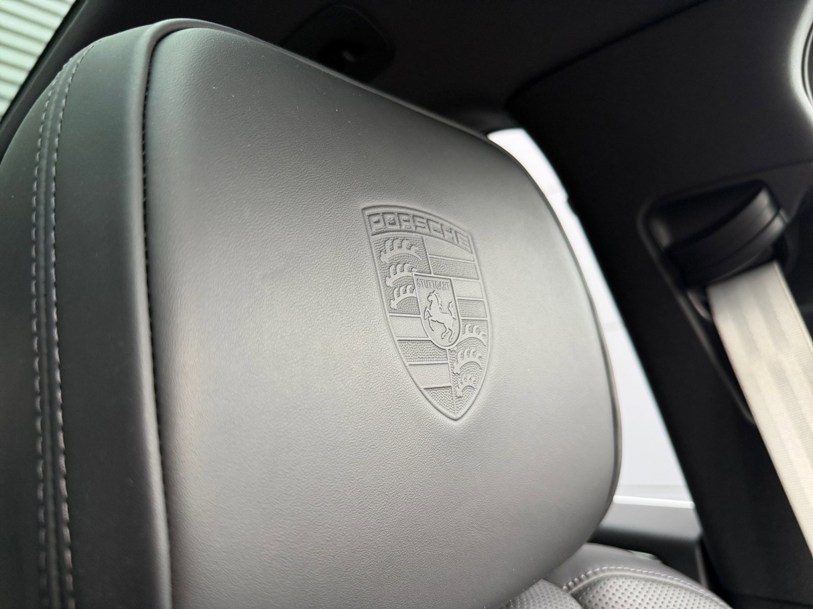 Certified 2025 Porsche Macan AWD/4WD image 30