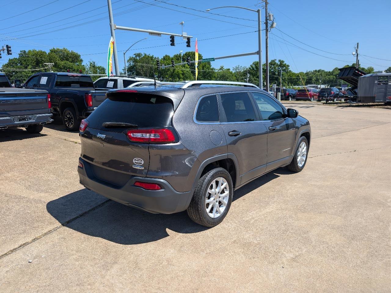 Used 2018 Jeep Cherokee Latitude Plus w/ Comfort/Convenience Group FWD image 5