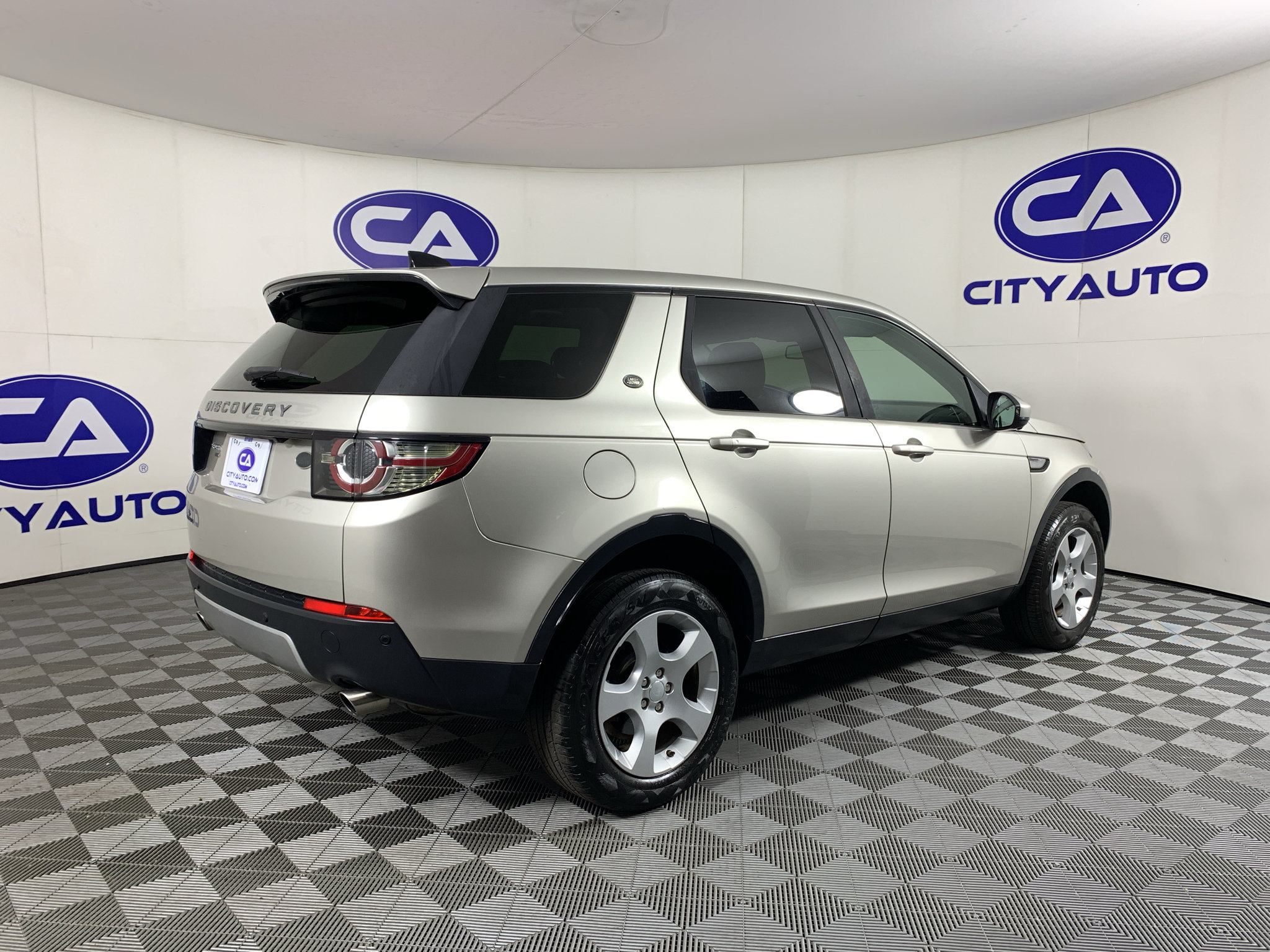 Used 2017 Land Rover Discovery Sport HSE AWD/4WD image 3