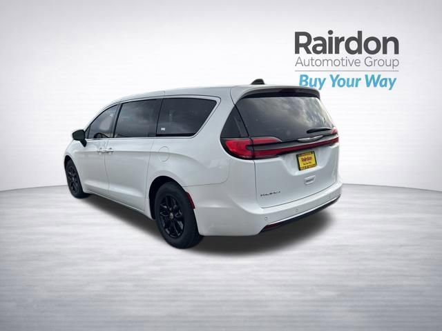 Used 2023 Chrysler Pacifica Touring-L image 5
