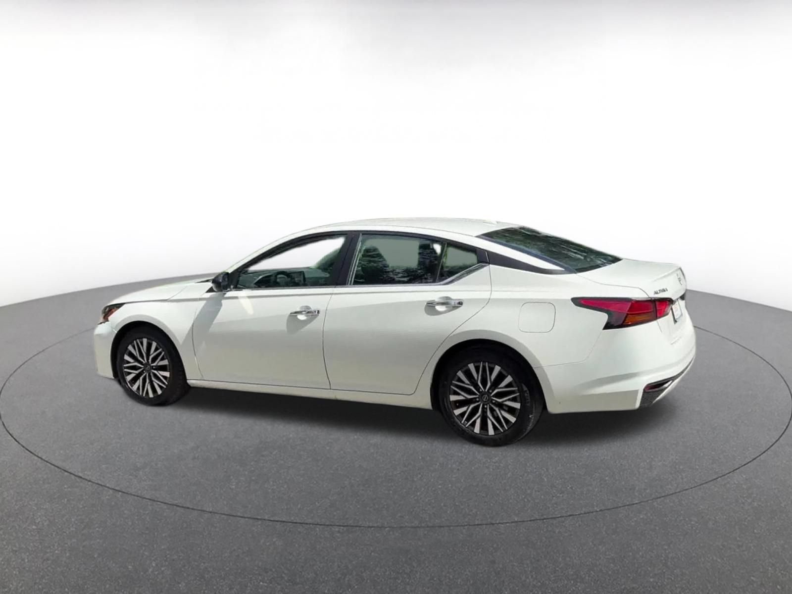 Used 2025 Nissan Altima 2.5 SV FWD image 8
