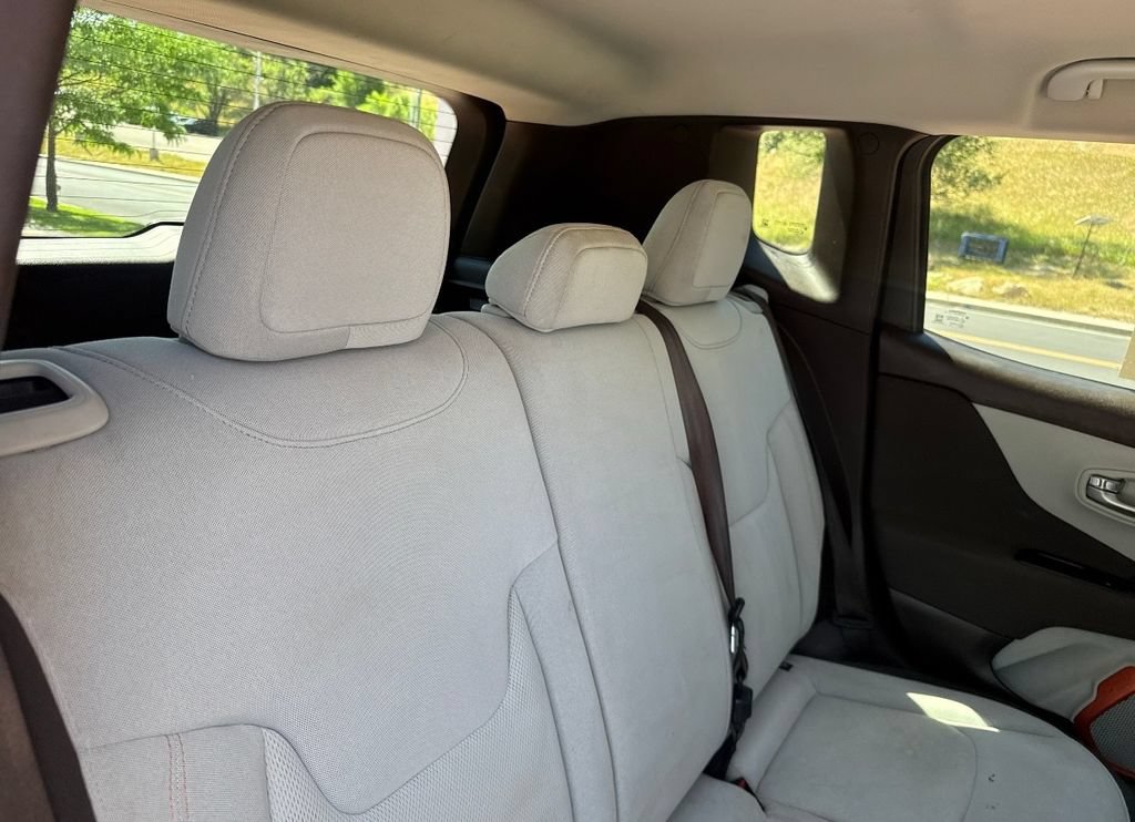 Used 2015 Jeep Renegade Latitude w/ Cold Weather Group FWD image 21