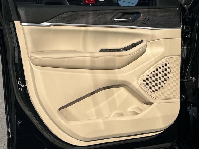 Used 2023 Jeep Grand Cherokee L Limited AWD/4WD image 15