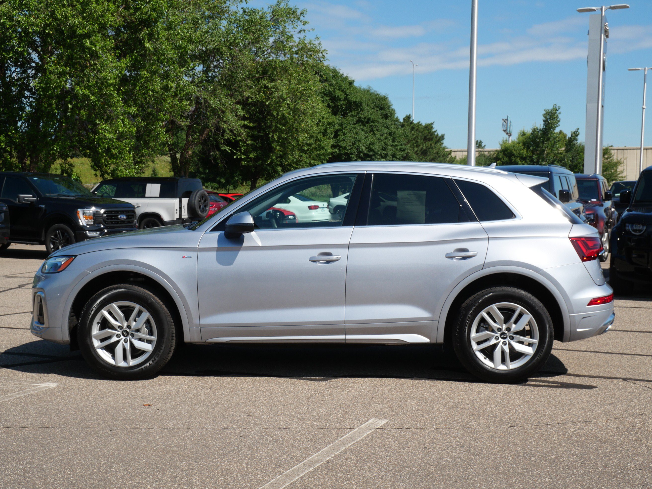 Used 2023 Audi Q5 2.0T Premium w/ Convenience Package AWD/4WD image 2