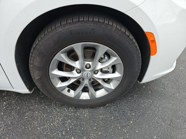 Used 2026 Chrysler Pacifica Limited image 10