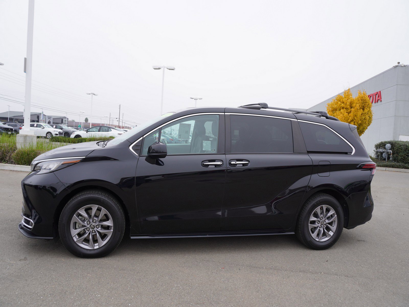 Used 2022 Toyota Sienna XLE image 6