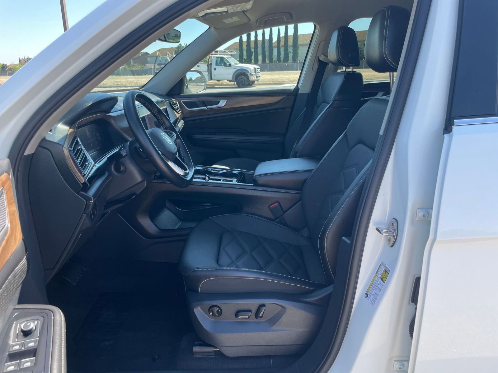 Used 2025 Volkswagen Atlas SE image 29