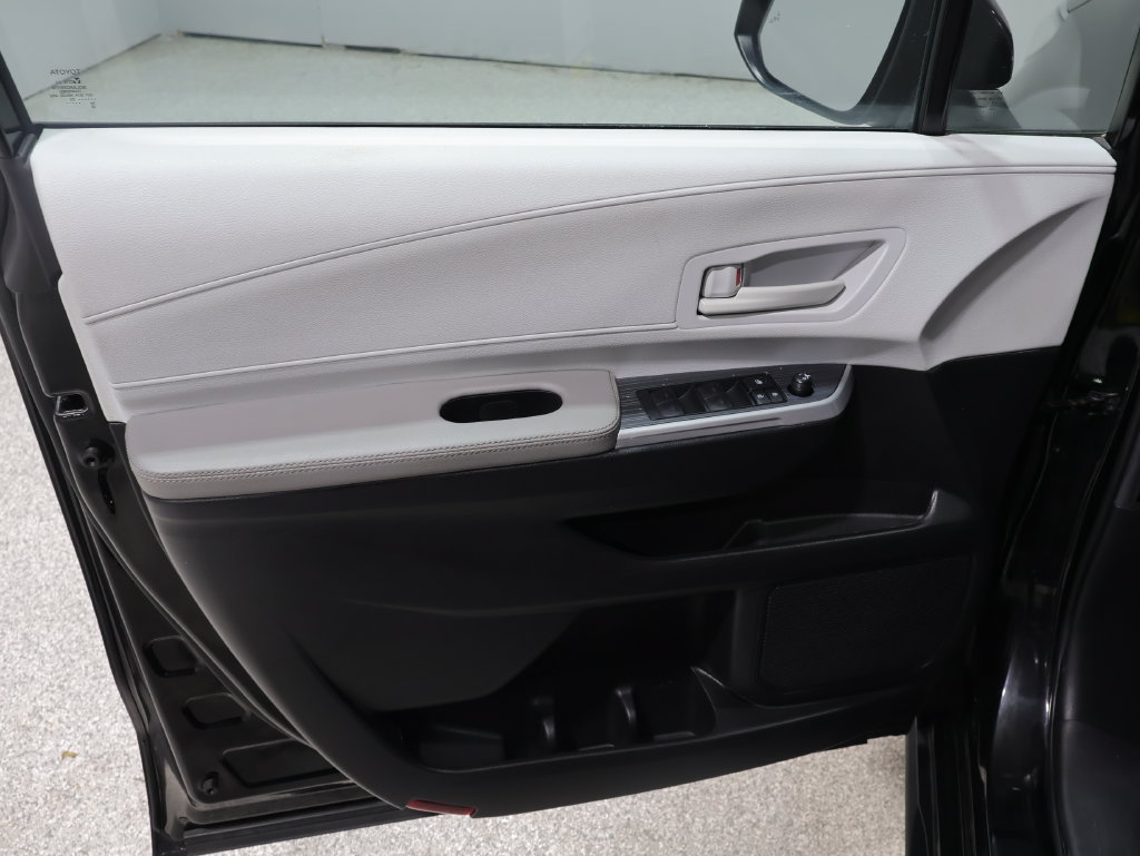 Used 2025 Toyota Sienna LE FWD image 12