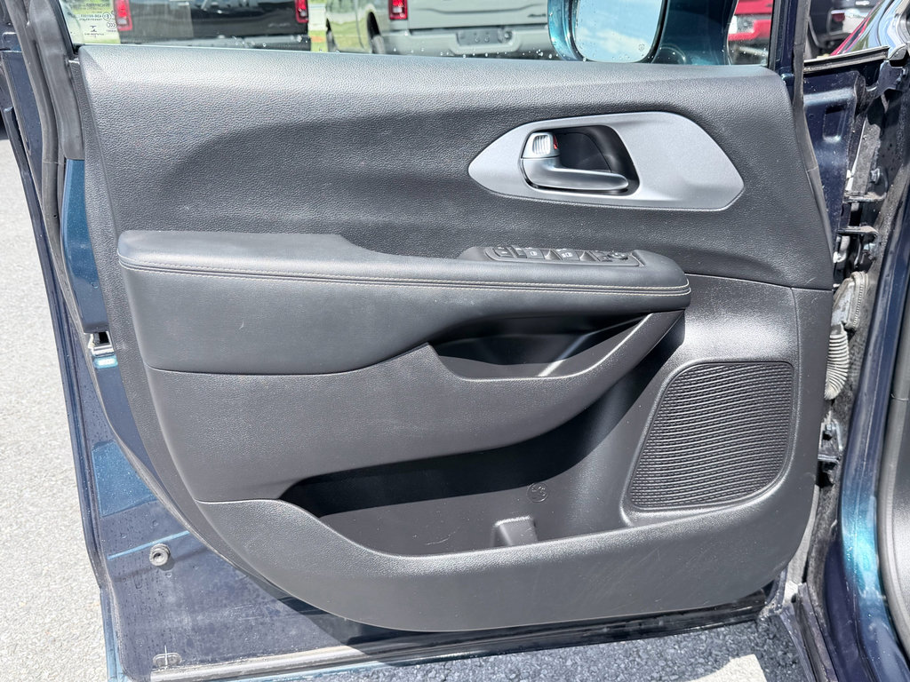 Used 2022 Chrysler Pacifica Touring FWD image 31
