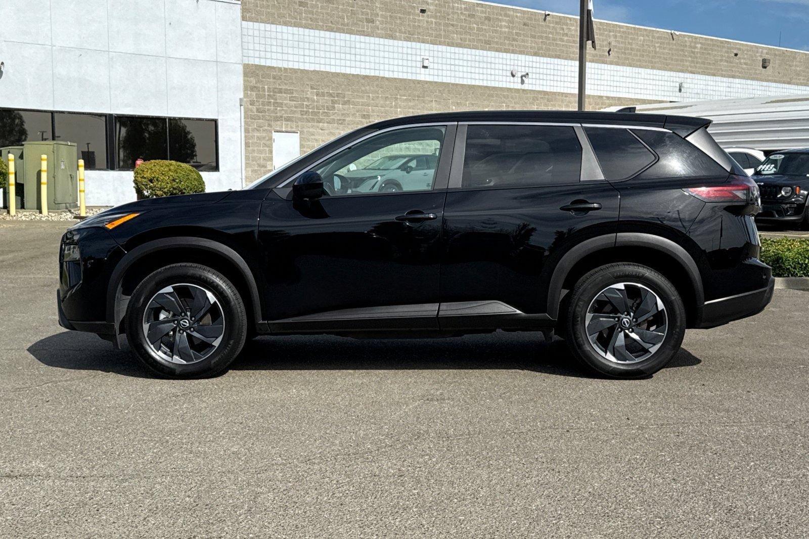 Used 2024 Nissan Rogue SV AWD/4WD image 9