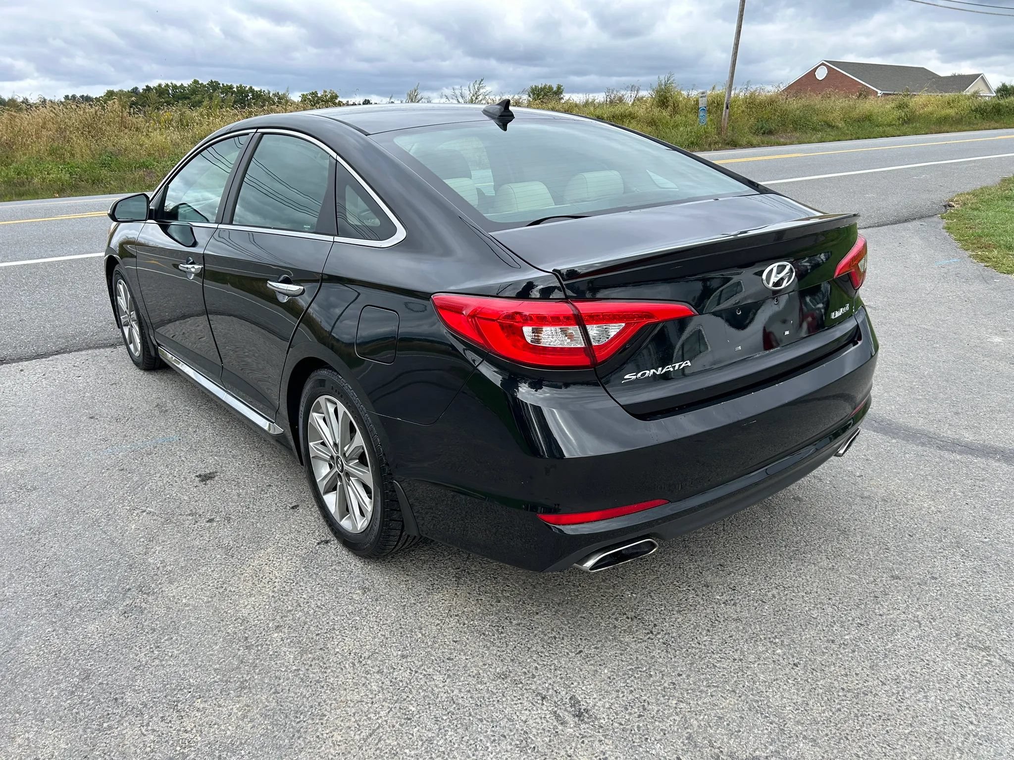 Used 2017 Hyundai Sonata Limited w/ Tech Package 03 FWD image 9