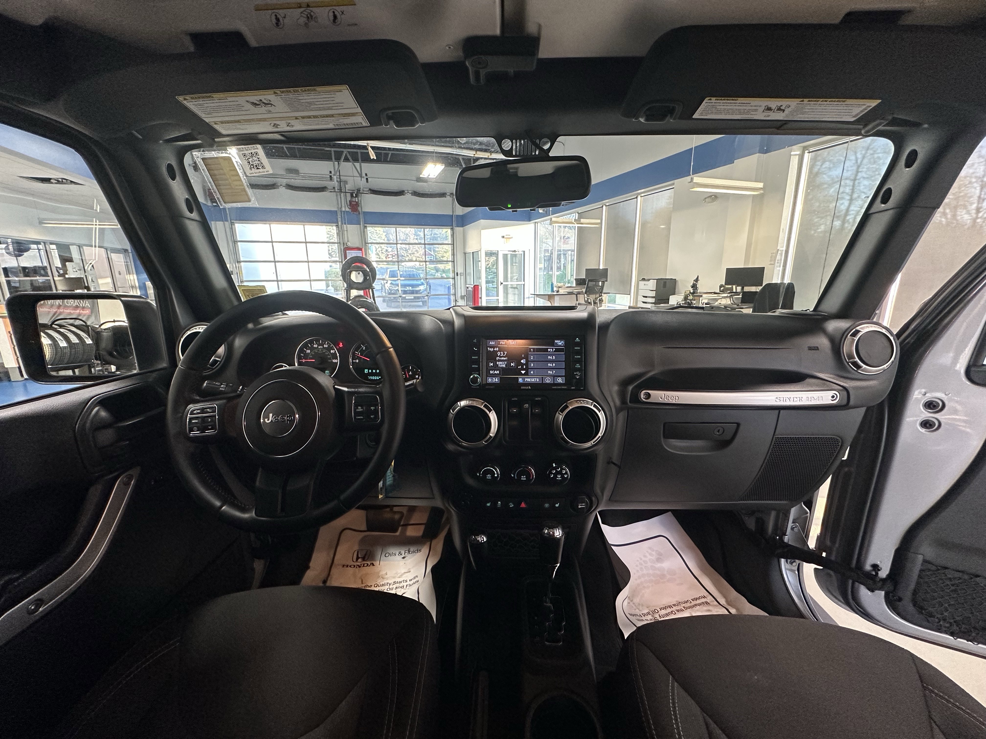Used 2017 Jeep Wrangler Sahara w/ Connectivity Group AWD/4WD image 16