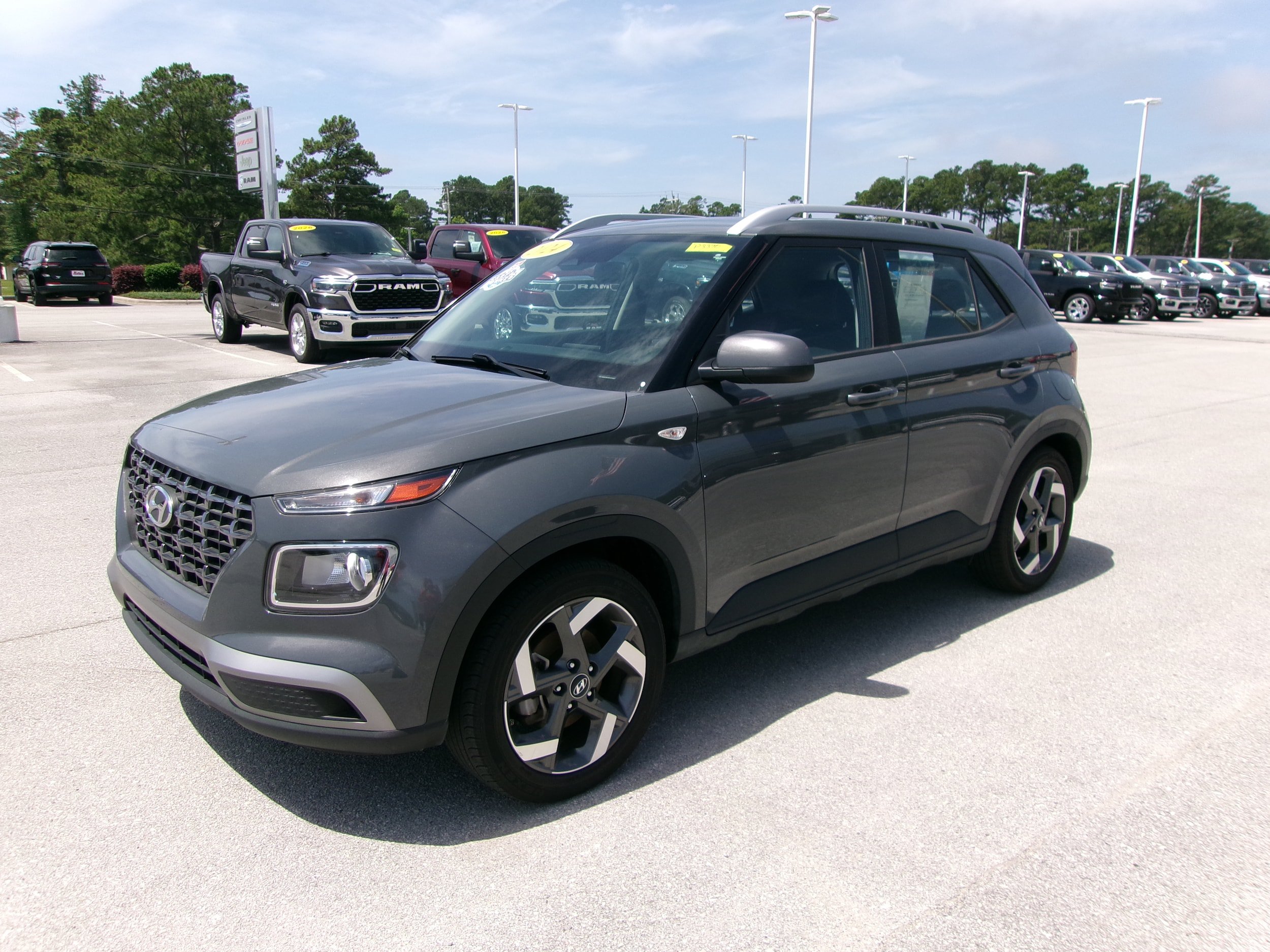 Used 2024 Hyundai Venue SEL FWD image 2