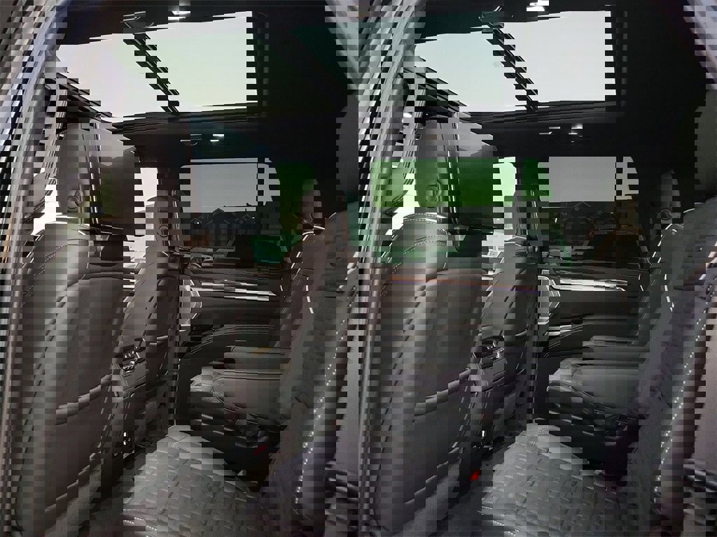 Used 2025 Cadillac Escalade Sport Platinum w/ LPO, ONYX Package image 13