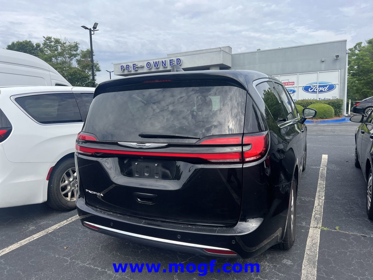 Used 2024 Chrysler Pacifica Touring-L FWD image 3
