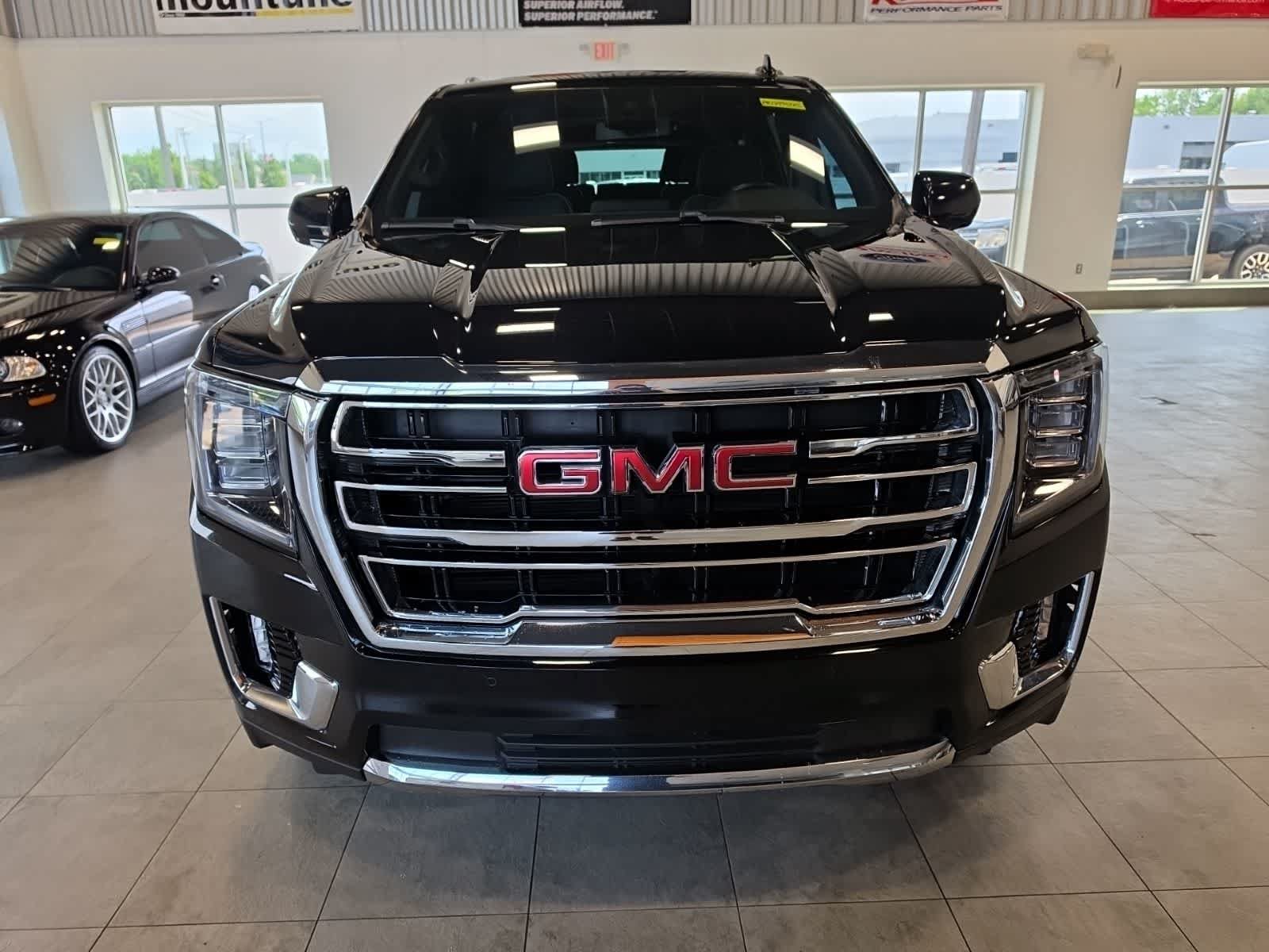 Used 2023 GMC Yukon XL SLT AWD/4WD image 3
