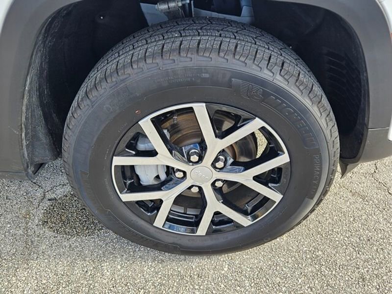 Used 2025 Jeep Grand Cherokee Limited image 15