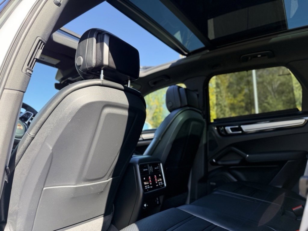 Used 2023 Porsche Cayenne image 30
