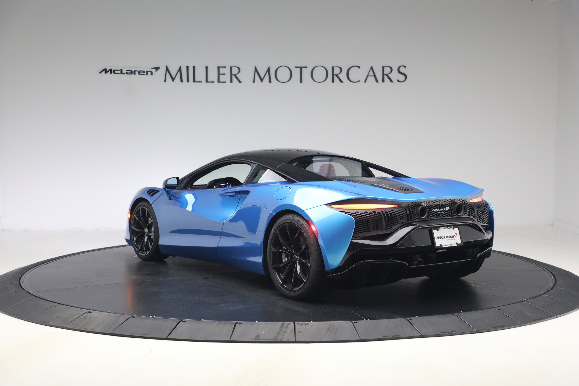 Used 2024 McLaren Artura RWD image 5