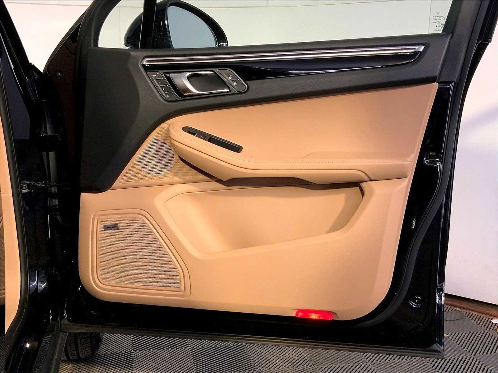 Certified 2025 Porsche Macan image 26