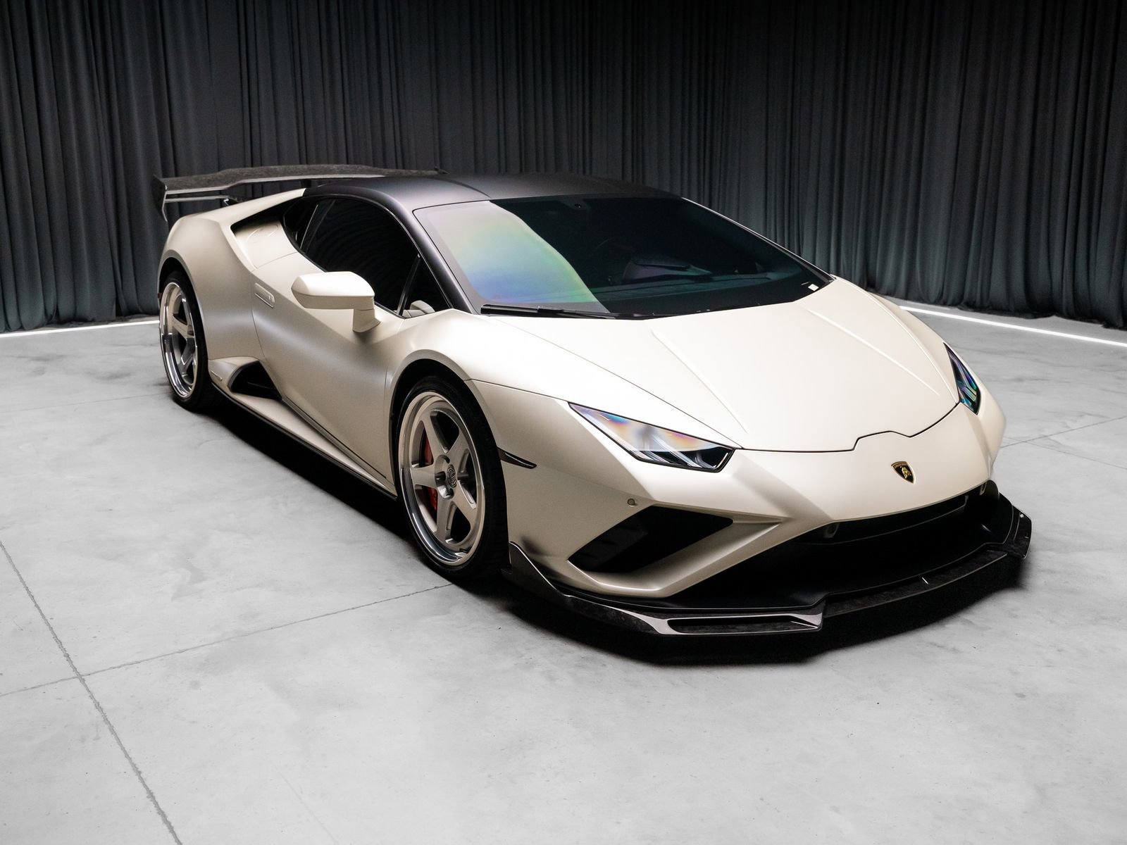 Used 2021 Lamborghini Huracan EVO image 2
