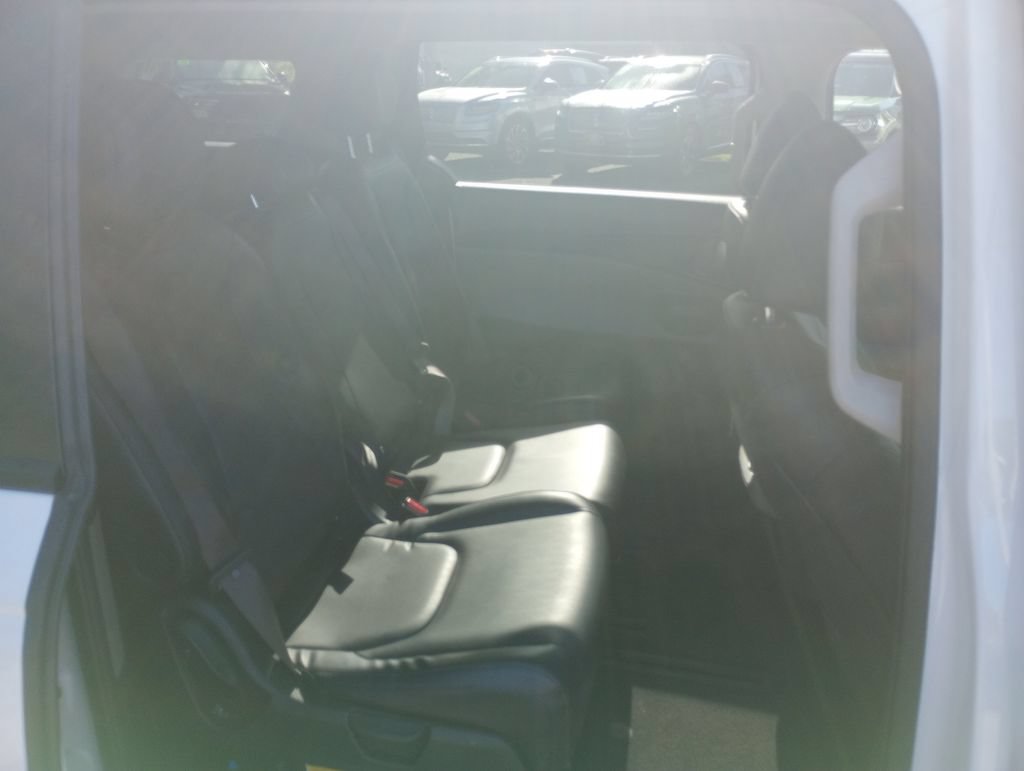 Used 2025 Kia Carnival FWD image 11