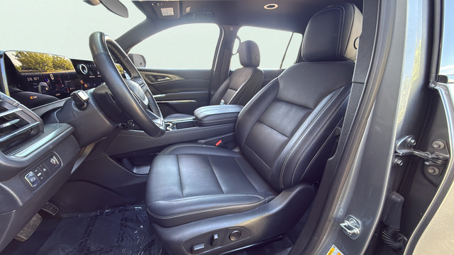 Used 2025 Chevrolet Traverse LT FWD image 14