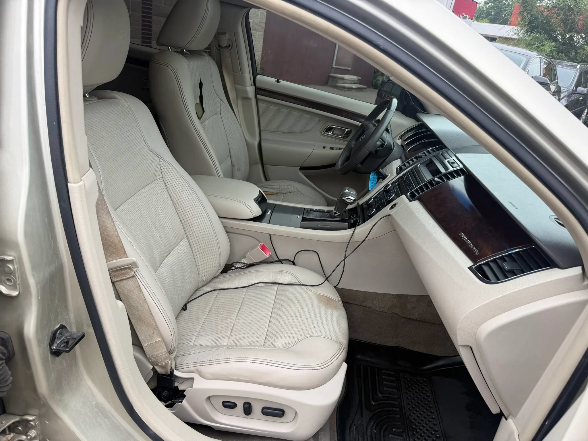 Used 2011 Ford Taurus Limited w/ 301A Rapid Spec Order Code FWD image 28