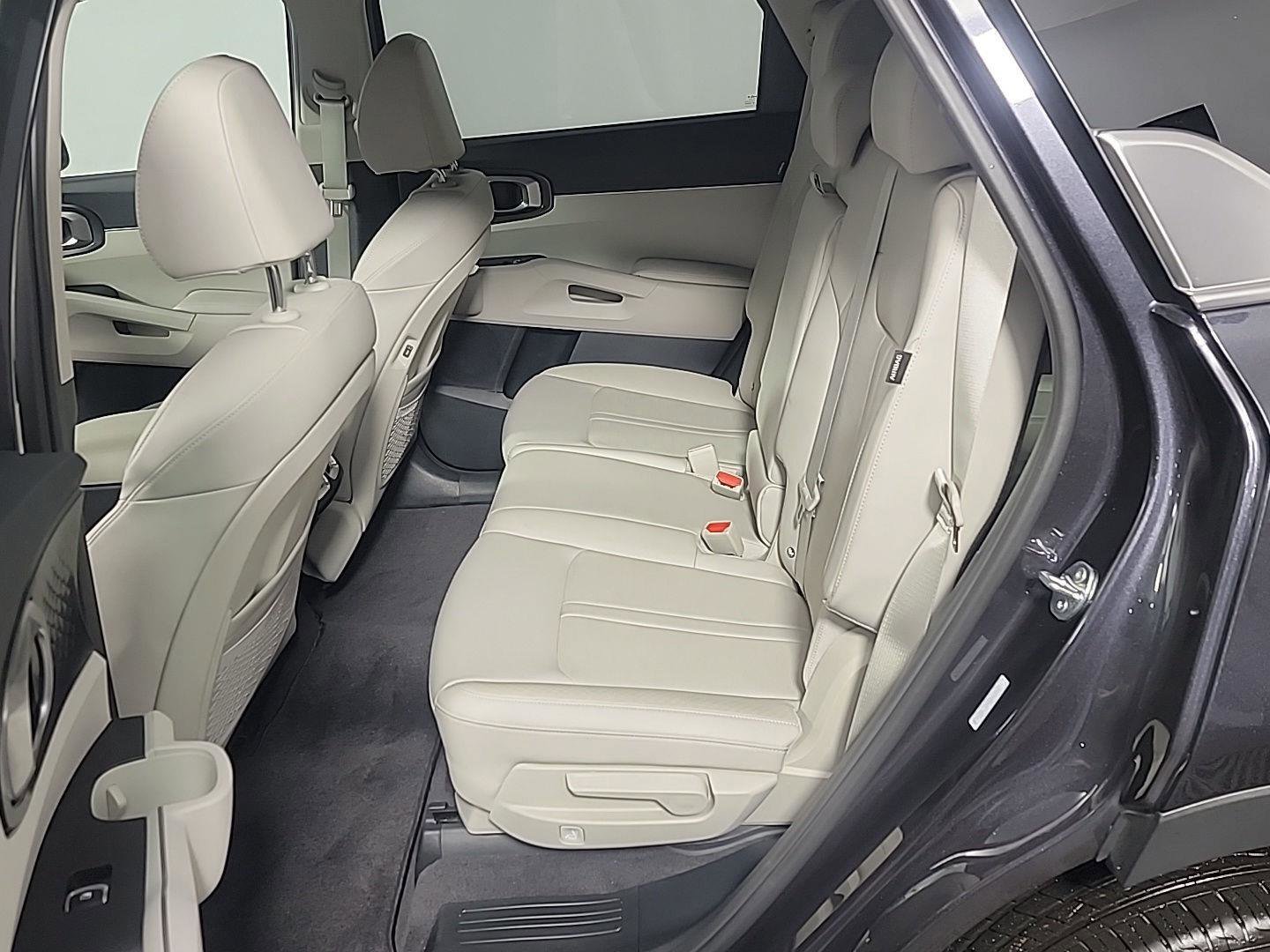 Used 2025 Kia Sorento S image 17