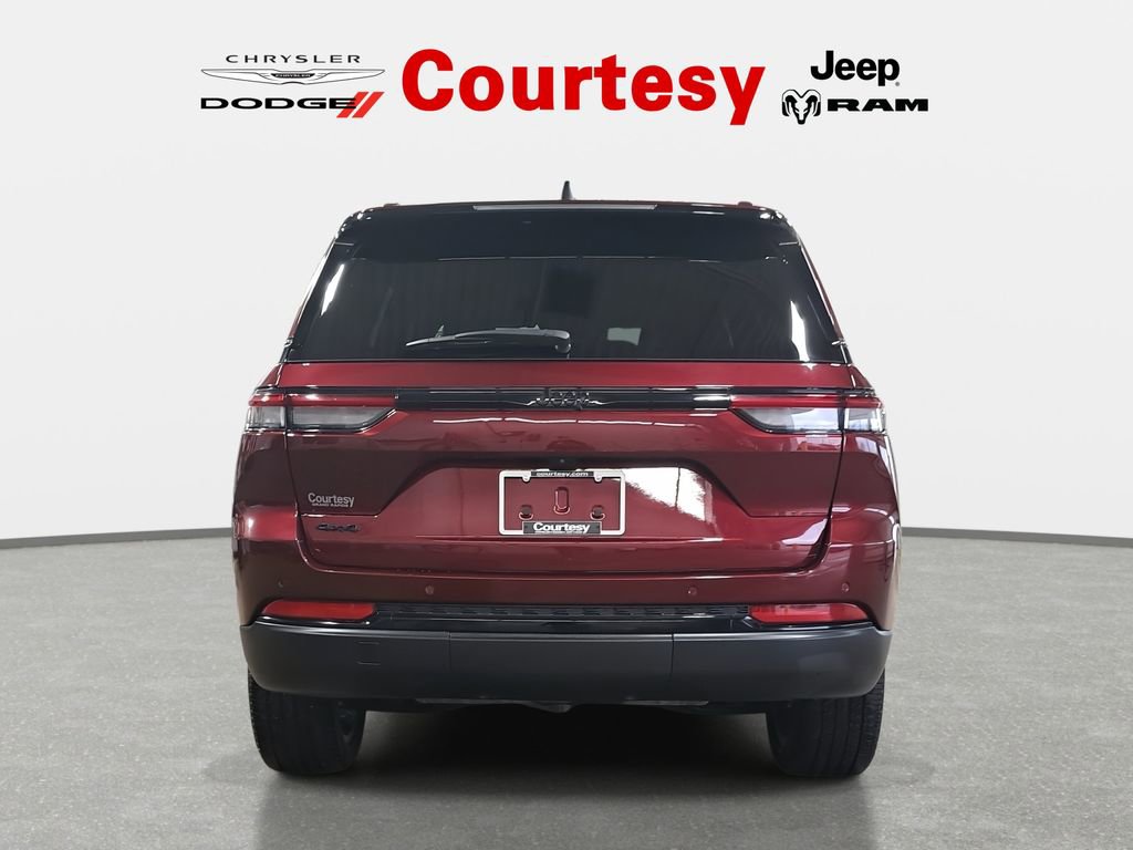 Used 2023 Jeep Grand Cherokee Altitude image 2